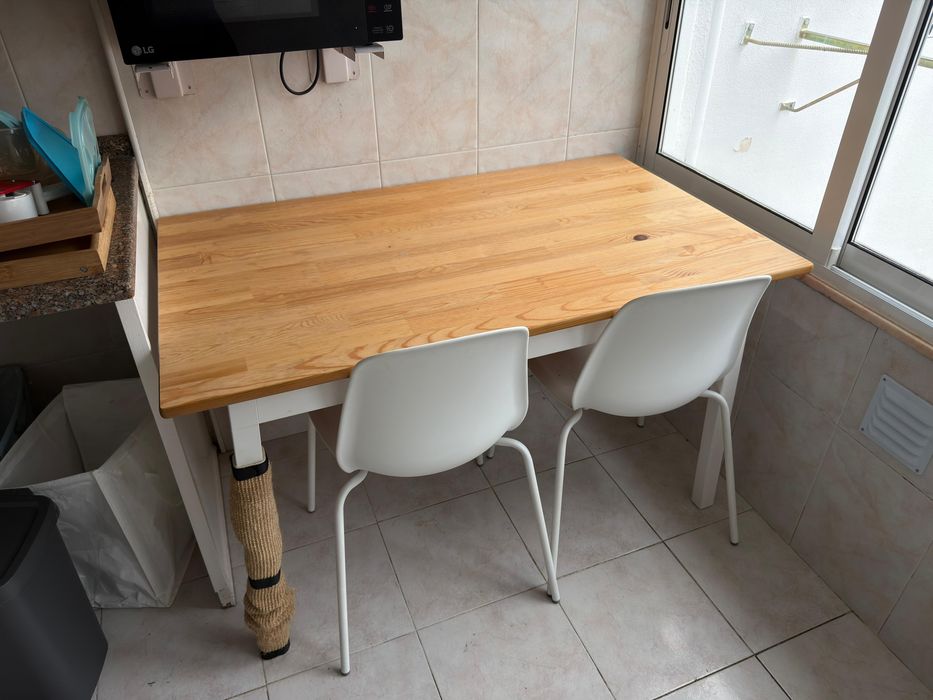 Duas cadeiras brancas IKEA