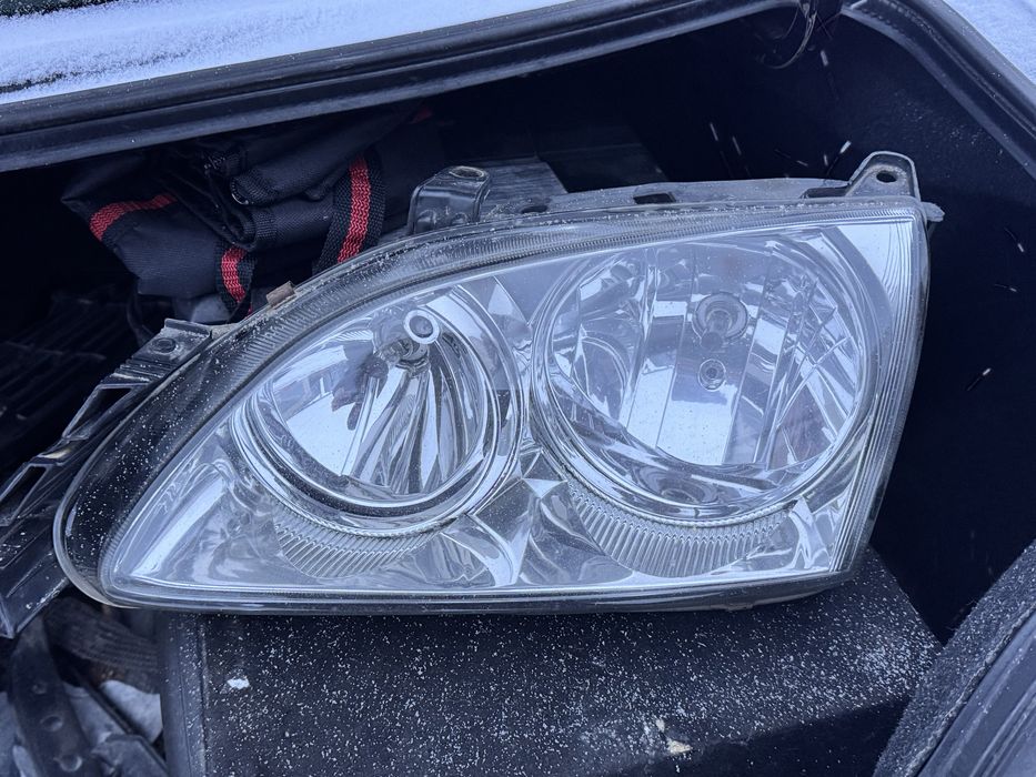 Продаю фару на тайоту авенсис т22 ліва