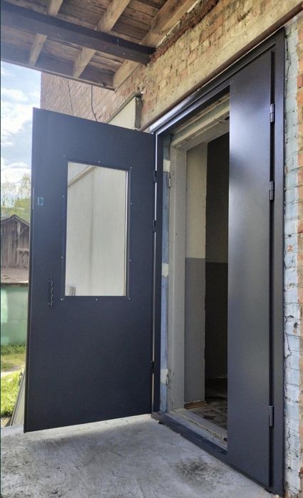 Двері Вхідні металеві полуторні двухстворчаті двері від виробника