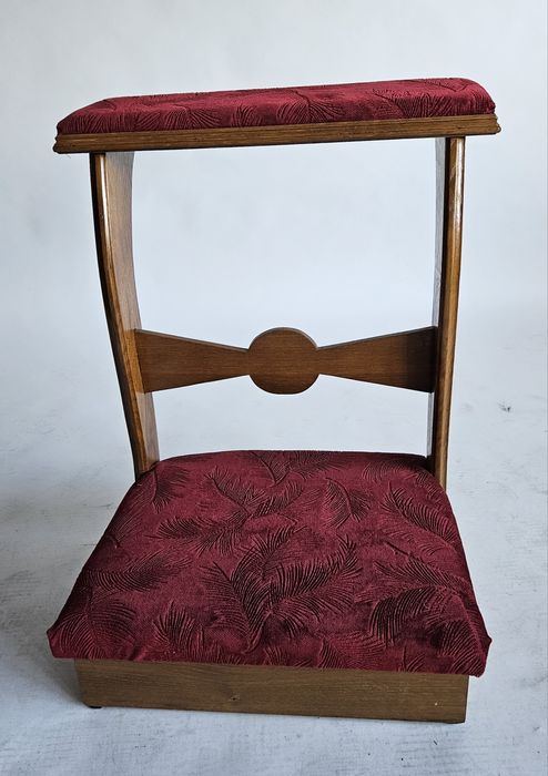 Klęcznik  z welurową tapicerką