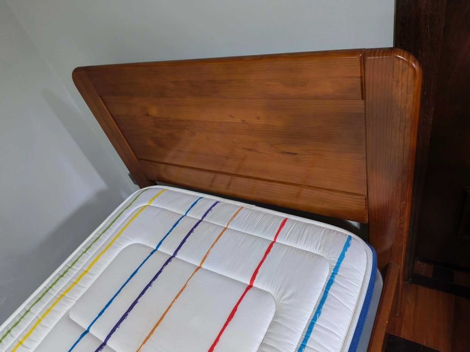 Cama com estrado e colchão