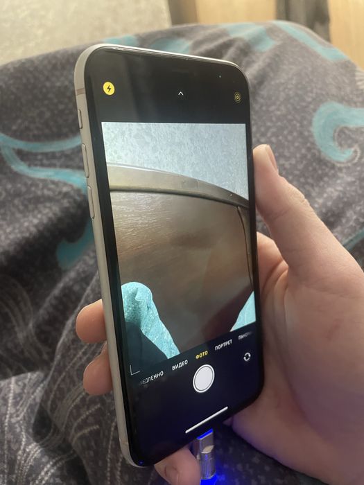 Подаю Айфон хр в не плохом состоянии поменчть толтео заднюю крышку