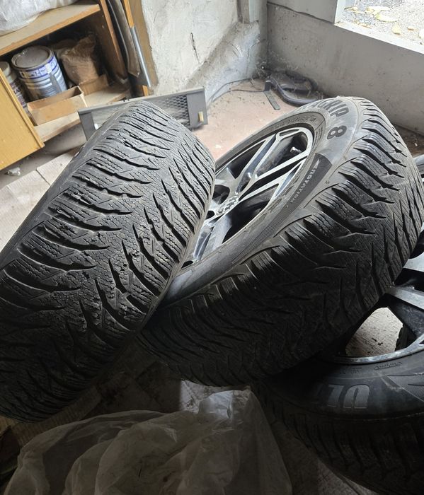 Продам зимнюю резину Goodyear Ultragrip 8 215/65/r16 на Peugeot 3008