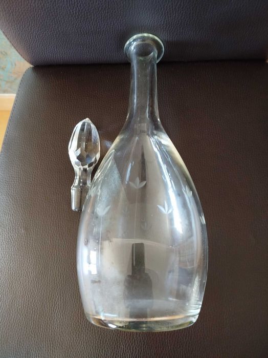 Antiga e belíssima Garrafa Licoreira em vidro lapidado