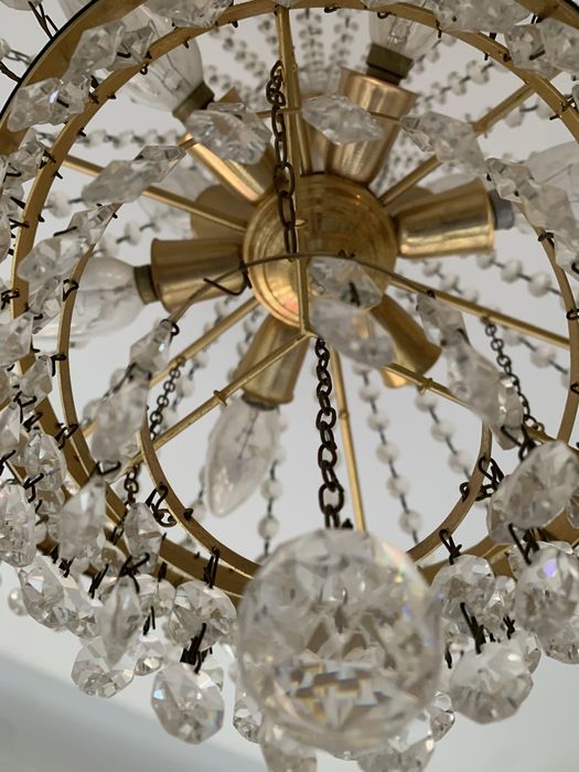 Candeeiro lustre em vidro e dourado.