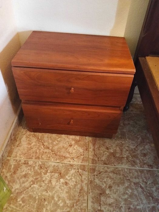 Cama, roupeiro e mesa de cabeceira