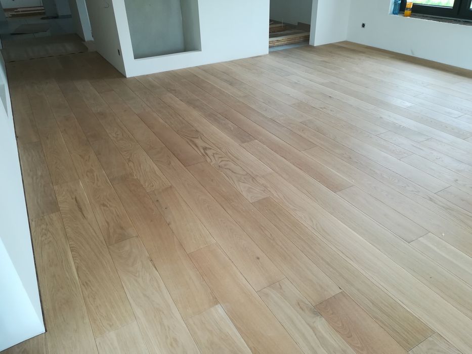 Montaż paneli desek podłogowych paneli winylowych