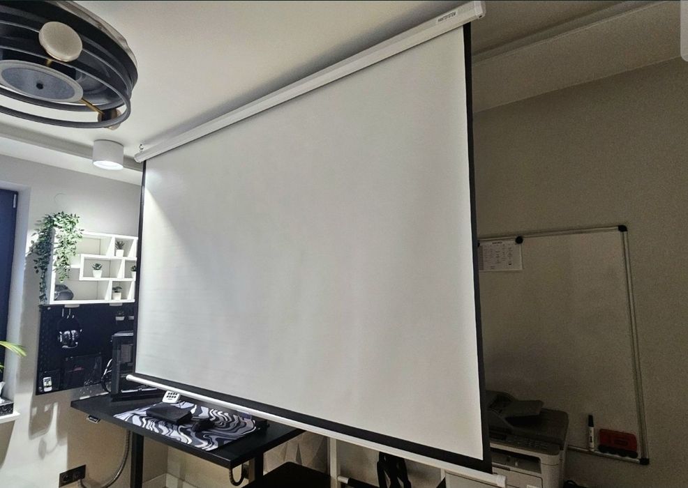 Ekran projekcyjny ręcznie rozwijany