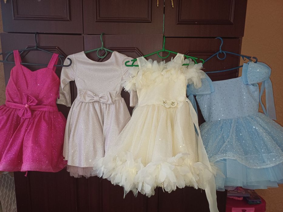 Здаю в аренду дитячі сукні