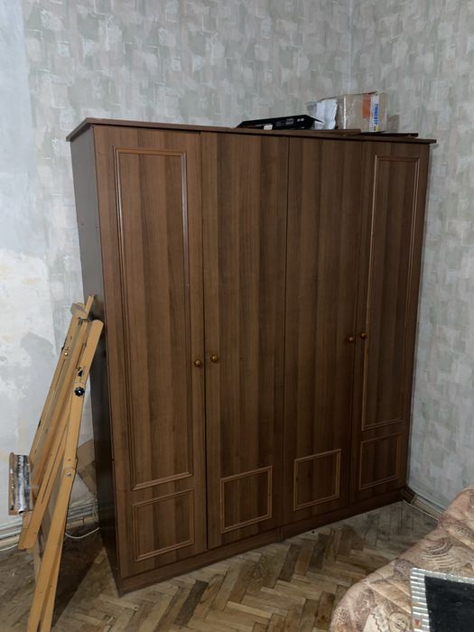 Шафи, сервант, стінка