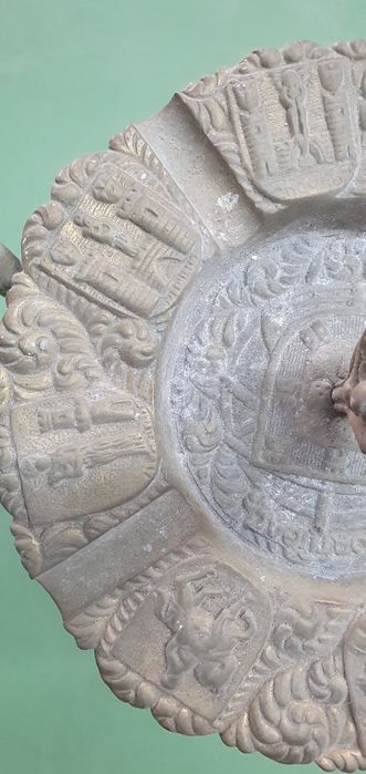 Cinzeiro de pé antigo com brasões