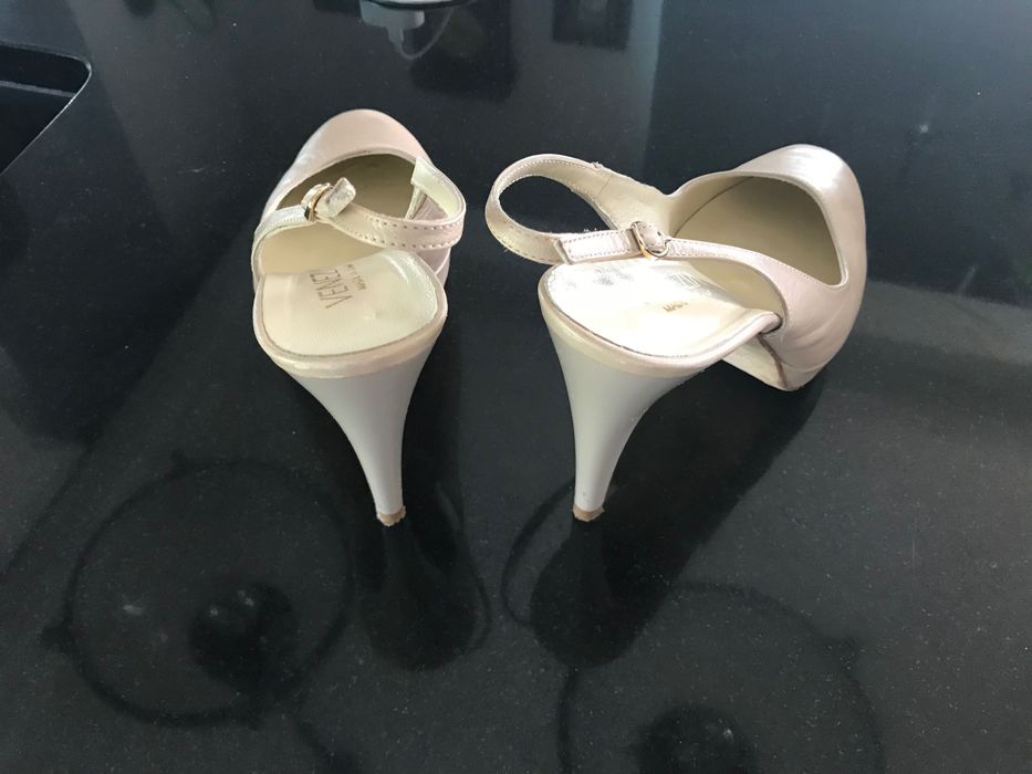 Skórzane szpilki w kolorze ecru rozmiar 38