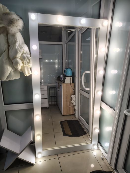 Зеркало с лампочками