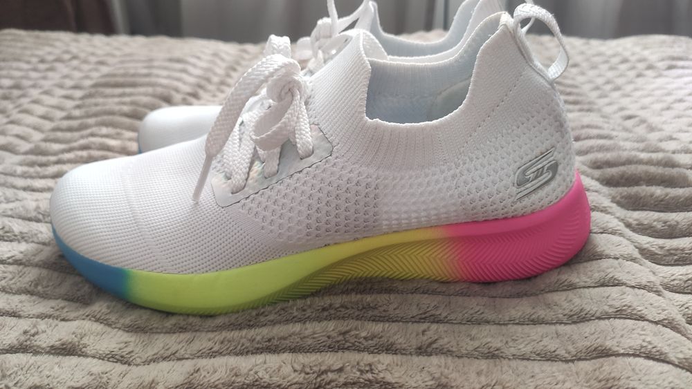 Продам жіночі легенькі кросівки Skechers