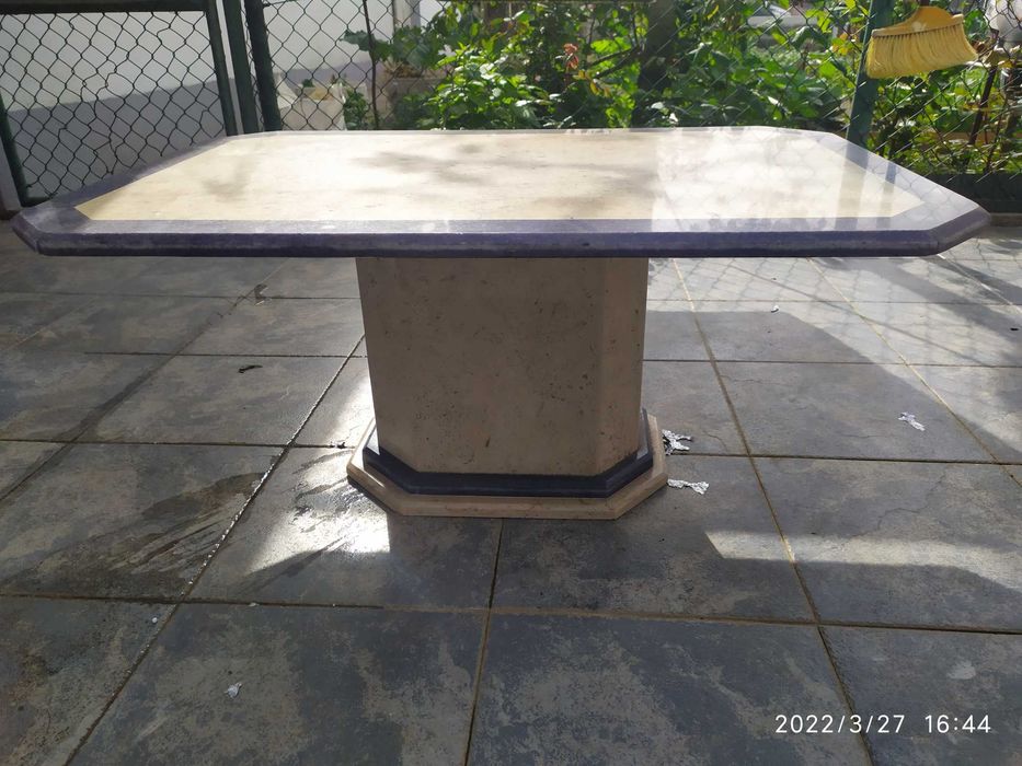 Mesa de centro em pedra