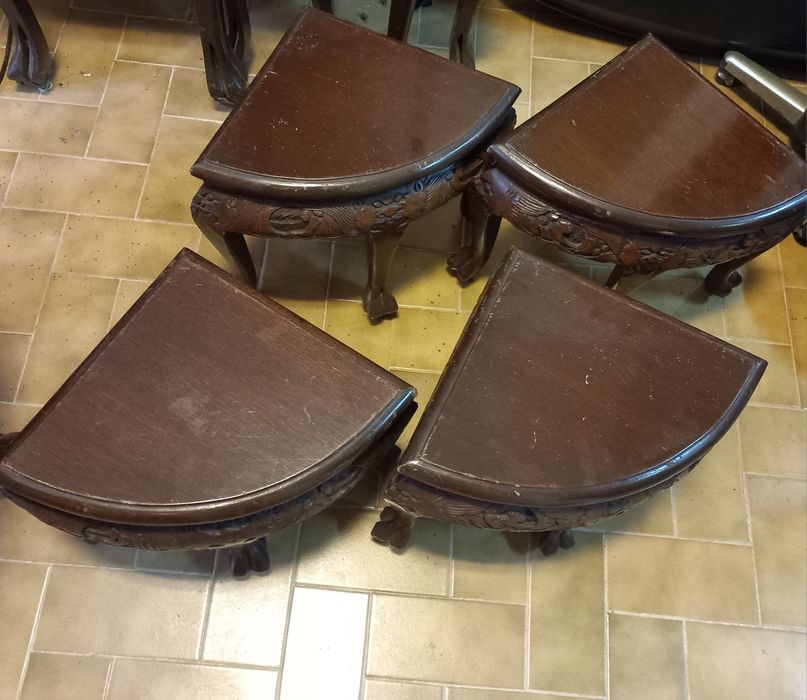 Mesa redonda em madeira teca com 4 bancos