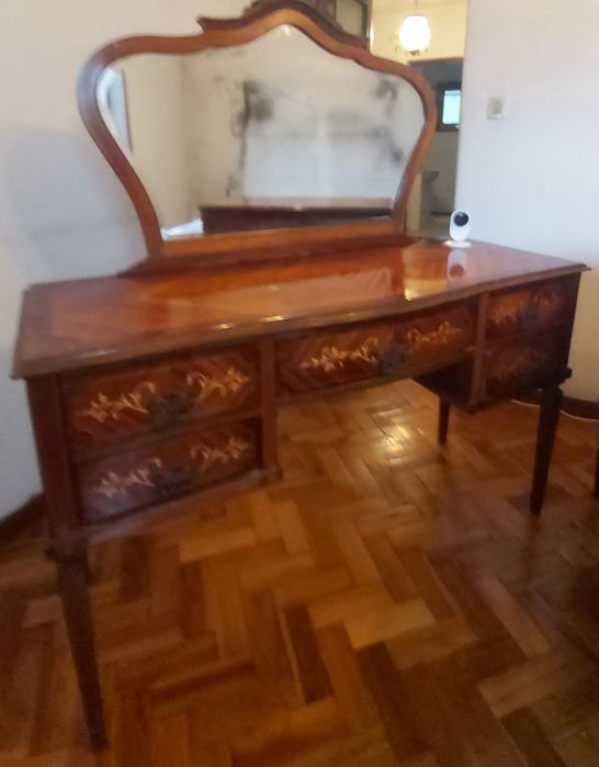 Cómoda com banco e espelho integrado