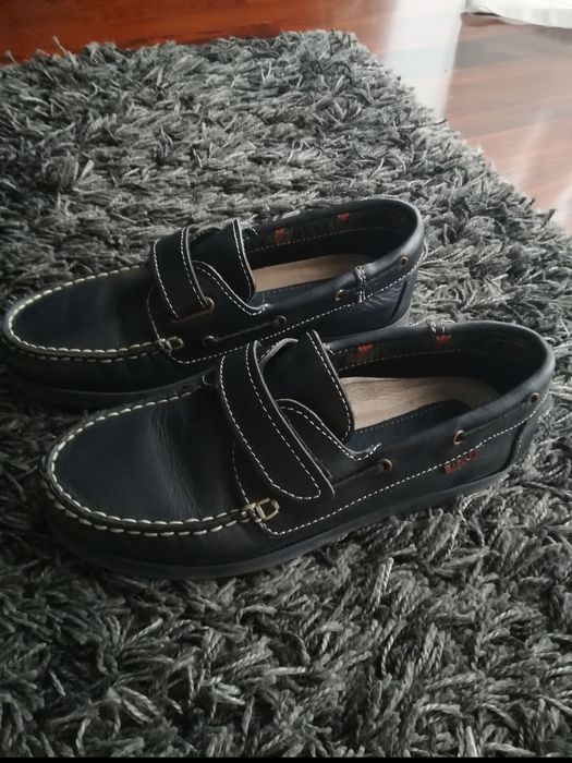 Sapatos em pele praticamente novos