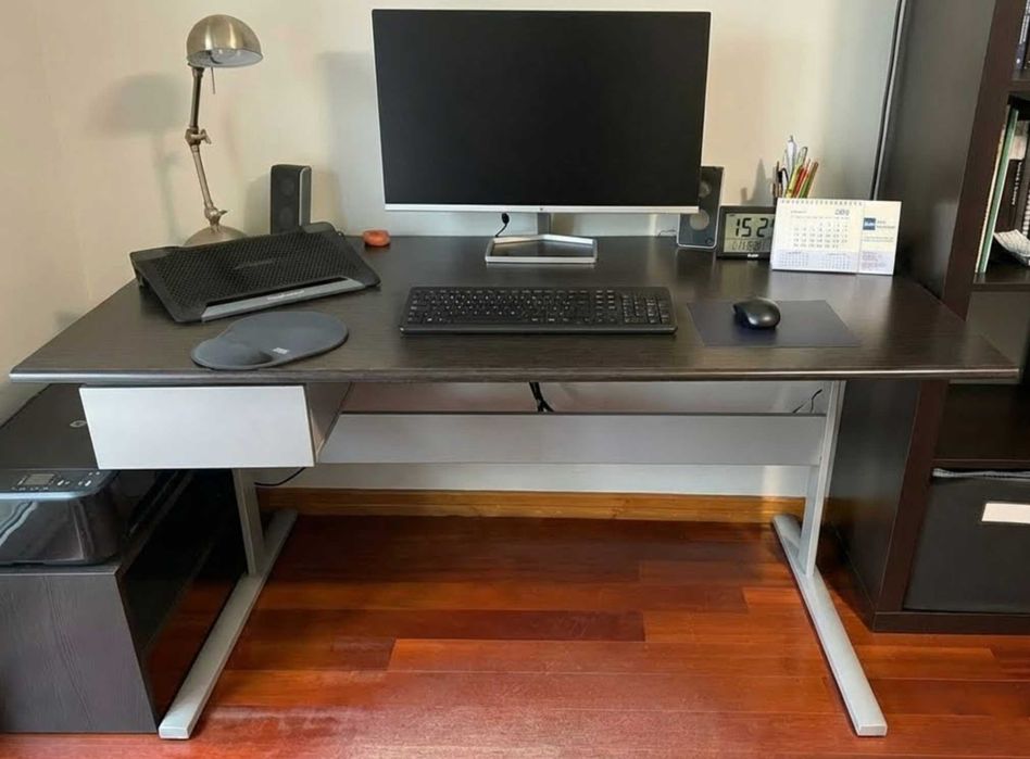 Secretária IKEA moderna e funcional