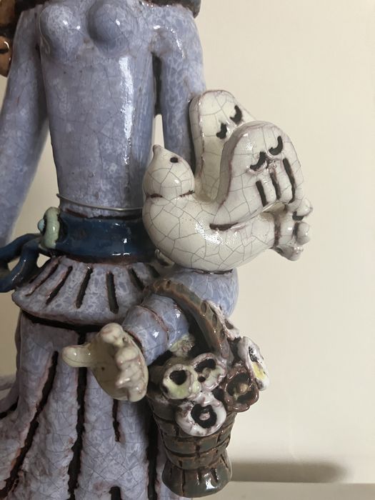 Escultura em Cerâmica Assinada