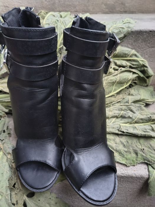 Sandały za kostkę na obcasie zapinane na klamry