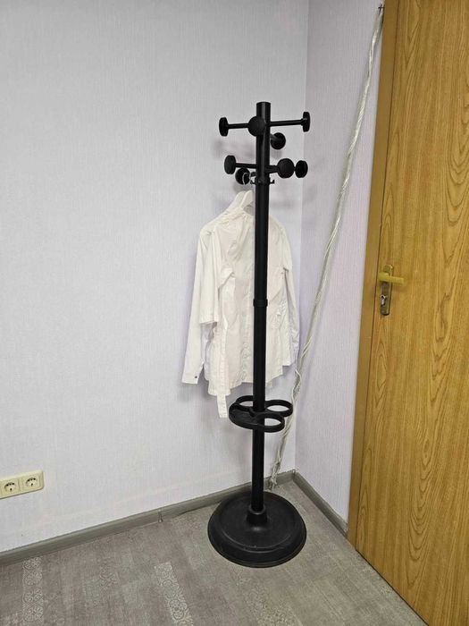 Стіл письмовий, стілець педикюрний, витяжка манікюрна, стелаж, комод, вішалка стілець клієнта