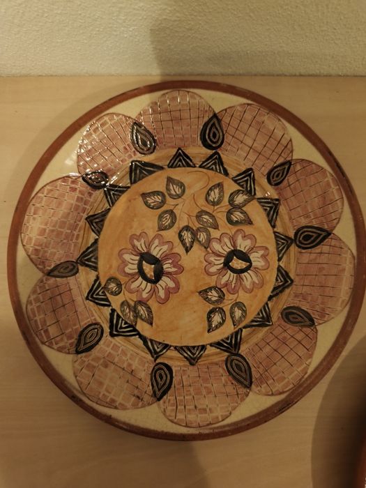 Pratos de barro pintados a mão