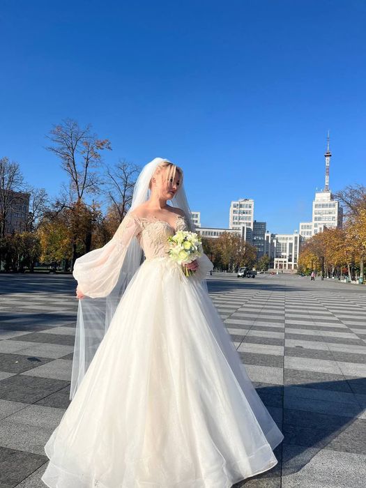 Продам весільну сукню