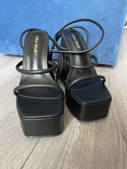 Босоніжки на платформі танкетці public desire