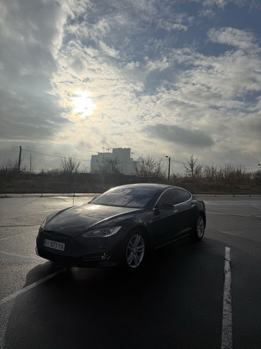 Тесла модел с 85кв перфоменс