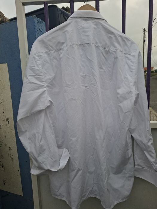 Camisa de homem branca.