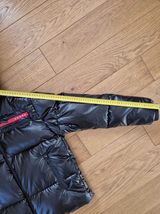 Prada kurtka zimowa czarna r.L czerwona naszywka nowa z metką