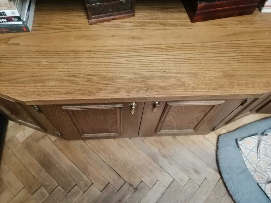 Stylowa drewniana witryna