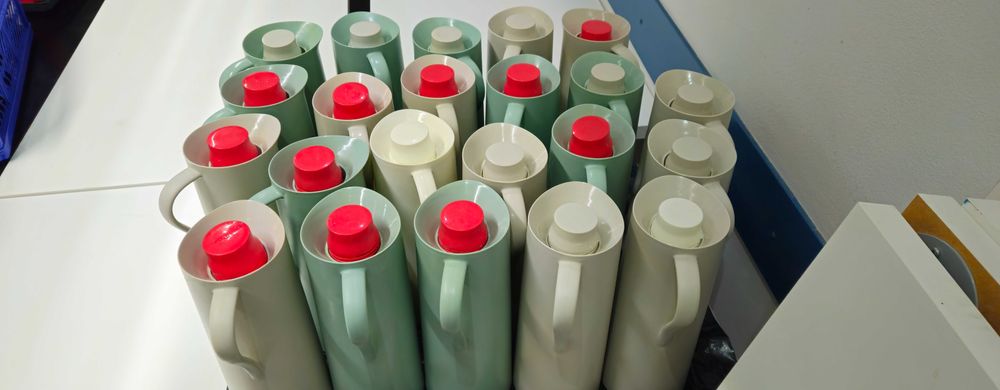 Termo/garrafa térmica, verde claro/bege/branco de 1 litro