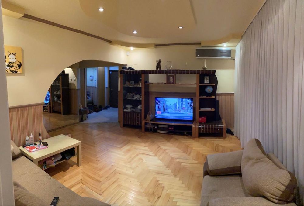 Продаж чотирикімнатної квартири