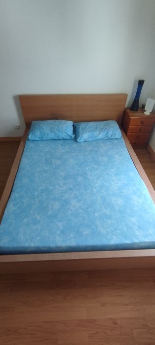 Cama de casal com colchão e estrado.