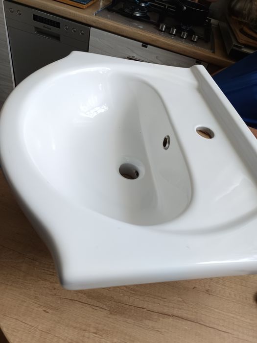 Umywalka ceramiczna biała.
