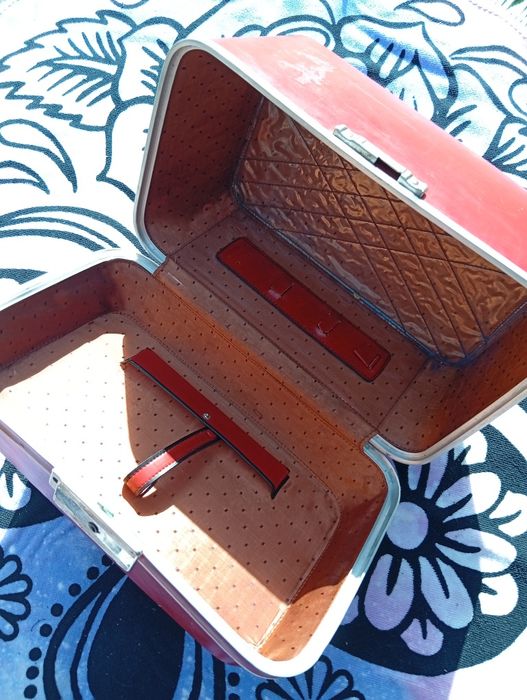 Maleta vintage vermelha rígida – anos 60/70