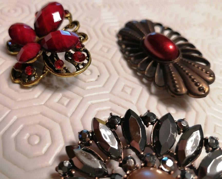 Pulseiras e alfinetes, o lote por 8€