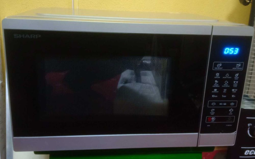 Мікрохвильова піч  SHARP YC-GG252AE гриль 25л 900Вт .