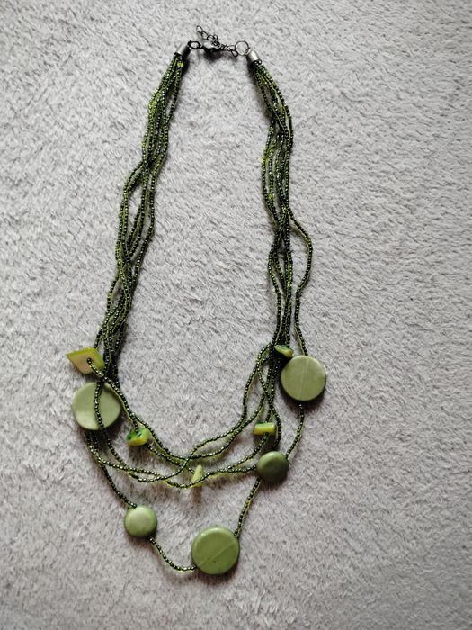 Naszyjnik z zielonymi koralikami