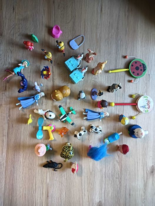 Vários brinquedos miniatura