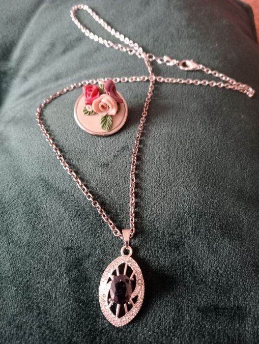 Naszyjniki, łańcuszki, wisiorki,zawieszki,broszki,komplety,