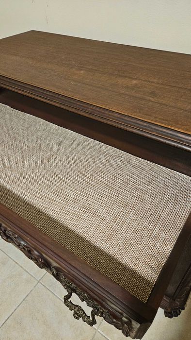 2 Mesas de cabeceira e uma comoda, antigas mas muito boa madeira