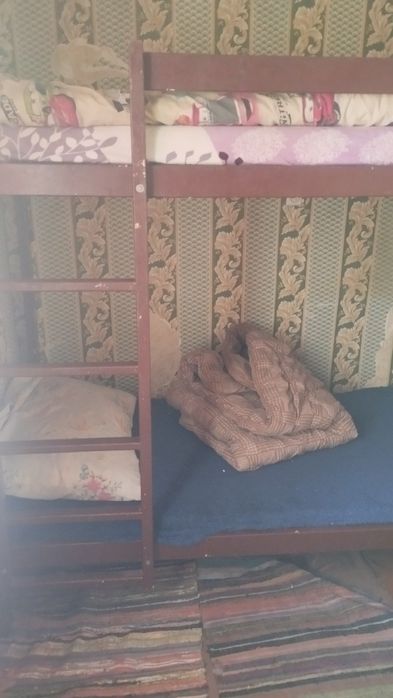Продам двоповерхове ліжко з матрацами деревяне.