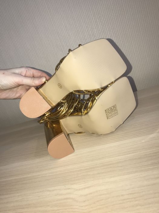 Золоті босоніжки 35 розмір на зав’язках на каблуці