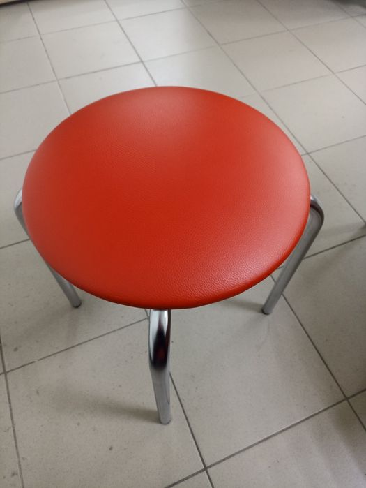 Червоні стільці офісні