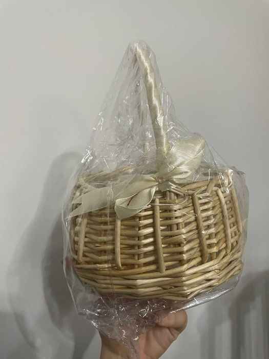 Cesta de flor com pétalas