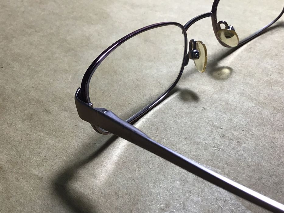 Armação de óculos em metal e lentes graduadas