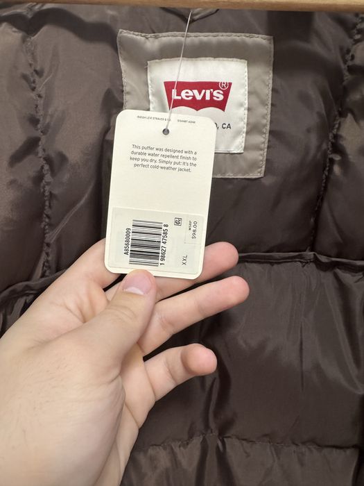 Бежева куртка Levis